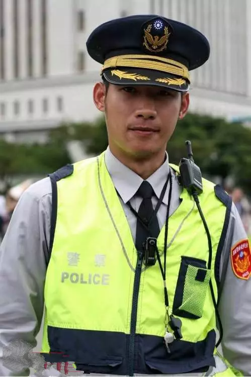 兒子乘車被撞離去,兩年後丈夫執勤攔下轎車,後座男孩喊他:爸爸!