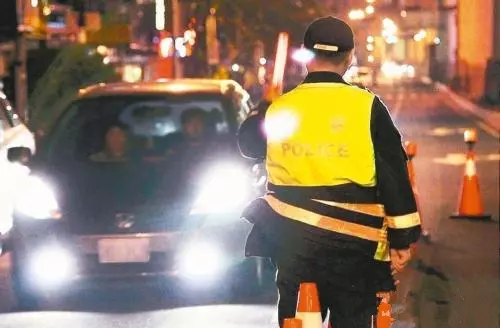 兒子乘車被撞離去,兩年後丈夫執勤攔下轎車,後座男孩喊他:爸爸!