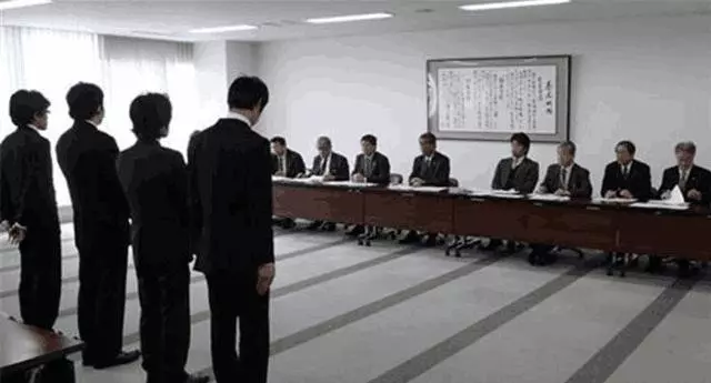女面試官:請問「鉛筆」姓什麼?回答「鉛」的都被淘汰了,男子「機智回答」被當場錄用!