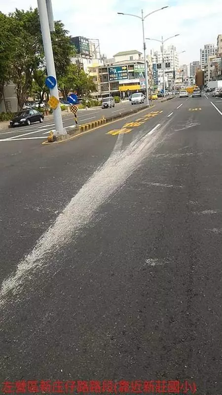 高雄多處剛鋪好柏油路被惡意潑灑油漆? 網友憤怒喊報警