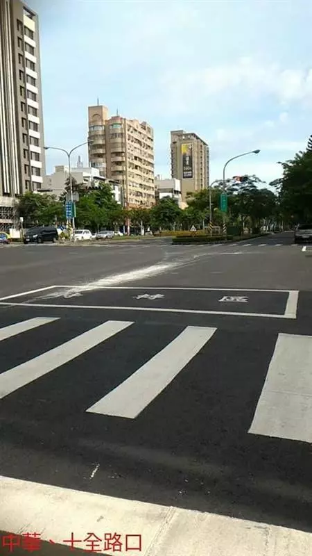 高雄多處剛鋪好柏油路被惡意潑灑油漆? 網友憤怒喊報警