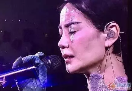 為什麼很多歌手上臺唱歌時要戴耳機呢!耳機裡面放的竟然不是歌!真的長知識了!