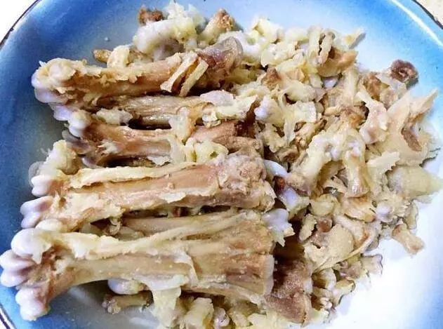 無骨雞爪怎麼去骨?很多人以為用嘴啃出來,正確方法原來如此