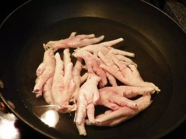 無骨雞爪怎麼去骨?很多人以為用嘴啃出來,正確方法原來如此