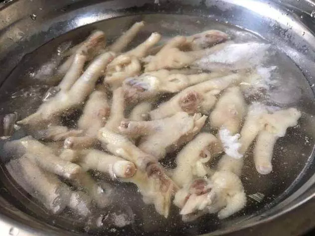 無骨雞爪怎麼去骨?很多人以為用嘴啃出來,正確方法原來如此