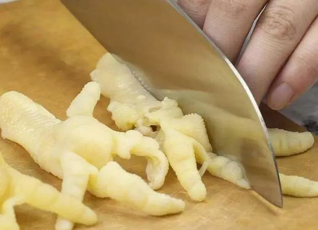無骨雞爪怎麼去骨?很多人以為用嘴啃出來,正確方法原來如此