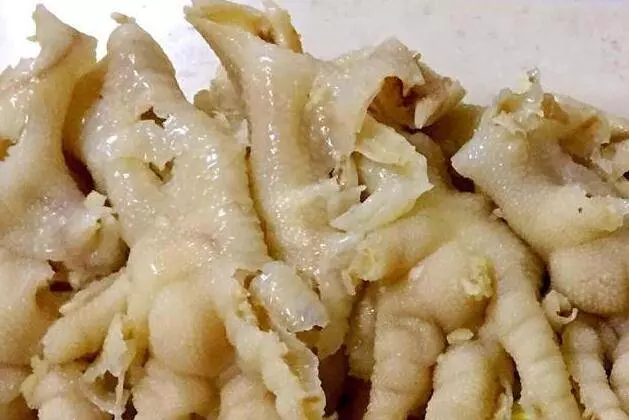 無骨雞爪怎麼去骨?很多人以為用嘴啃出來,正確方法原來如此