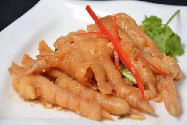無骨雞爪怎麼去骨?很多人以為用嘴啃出來,正確方法原來如此