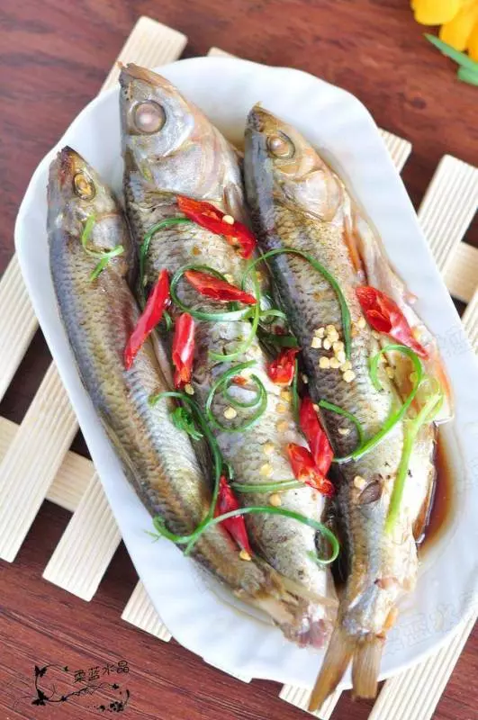 清蒸魚是先蒸後淋醬油,還是先腌後蒸?很多人都做錯了,怪不得不好吃