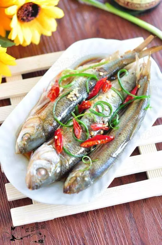 清蒸魚是先蒸後淋醬油,還是先腌後蒸?很多人都做錯了,怪不得不好吃