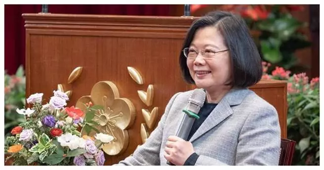網驚!小英執政才兩年多 支持度竟要追上他