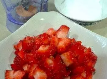 自製草莓醬最健康了,不含人工色素+防腐劑,一切純天然