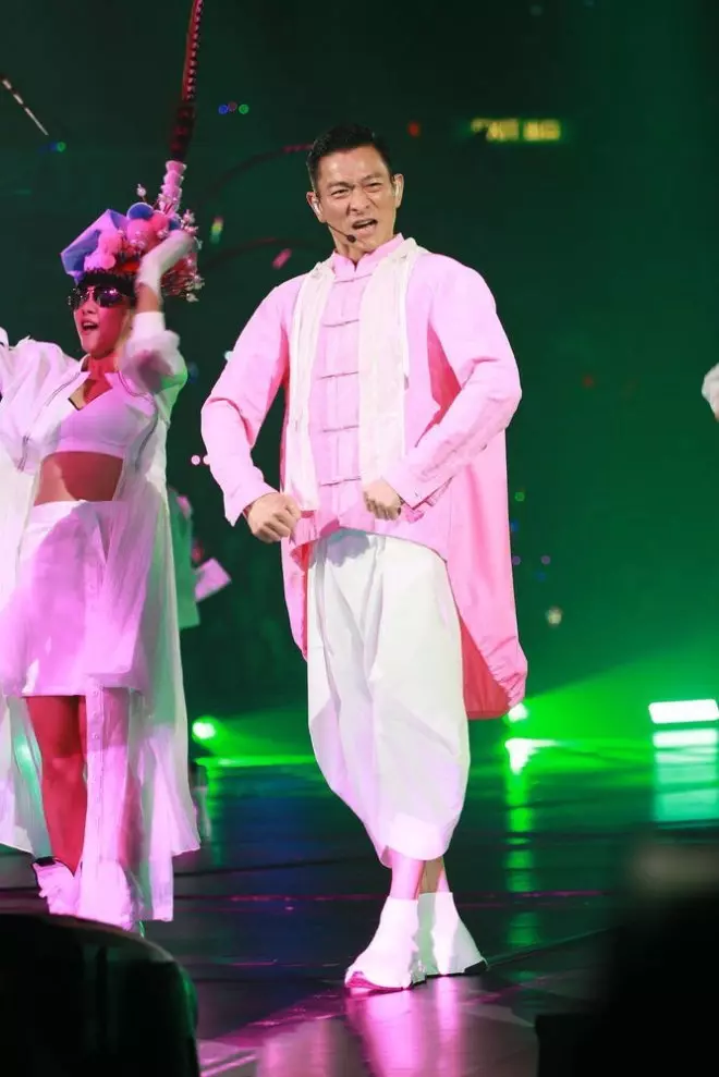 劉德華時隔8年再開演唱會,沒想到他身後的女伴舞卻成最大亮點!