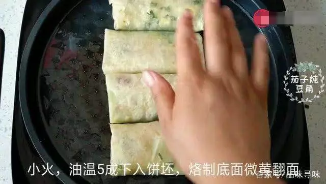 韭菜盒子的新做法,不發麵不餳麵,開水一燙,皮薄如紙卻不破皮不露餡!!