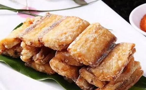炸帶魚時,用麵糊還是澱粉?多數人沒搞明白,難怪不香不酥脆!