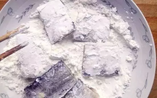 炸帶魚時,用麵糊還是澱粉?多數人沒搞明白,難怪不香不酥脆!