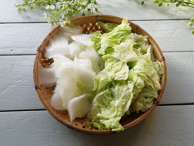 炒的白菜不脆嫩,菜葉還黃?只要比平時做菜多一步,炒的脆嫩可口