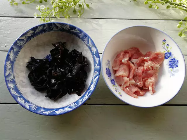 炒的白菜不脆嫩,菜葉還黃?只要比平時做菜多一步,炒的脆嫩可口
