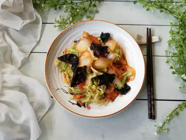 炒的白菜不脆嫩,菜葉還黃?只要比平時做菜多一步,炒的脆嫩可口