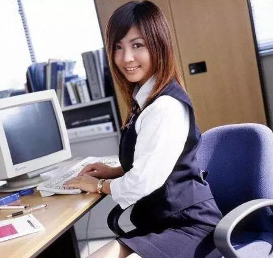 他背著妻子出差「帶秘書上旅館偷情」,最後老婆僅用了「一碗熱湯」當場打趴性感小秘書! |