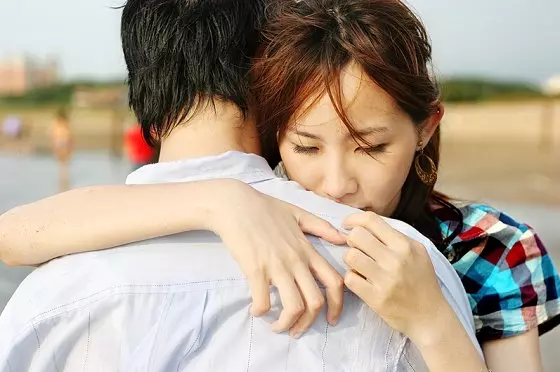 他背著妻子出差「帶秘書上旅館偷情」,最後老婆僅用了「一碗熱湯」當場打趴性感小秘書! |