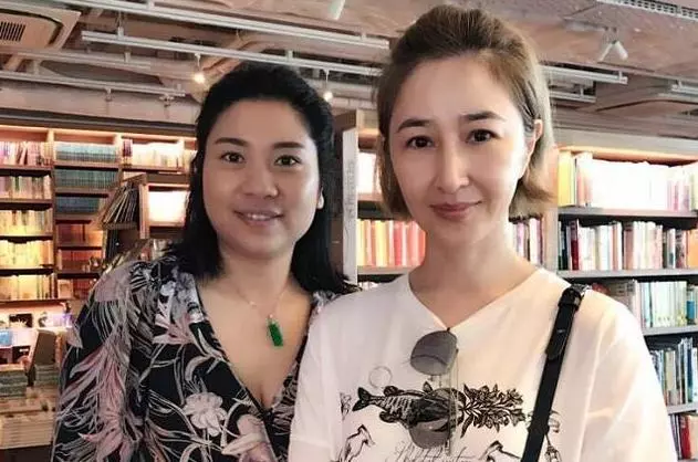 54歲關詠荷近照曝光!與女兒逛街略顯憔悴,為家庭她付出太多