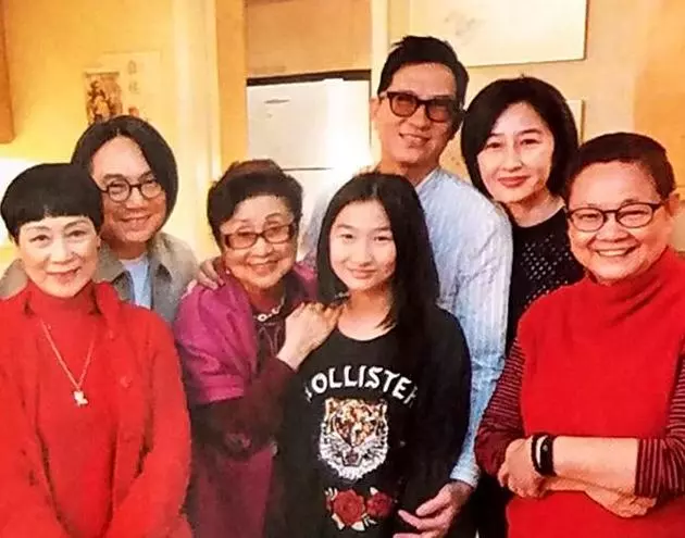 54歲關詠荷近照曝光!與女兒逛街略顯憔悴,為家庭她付出太多
