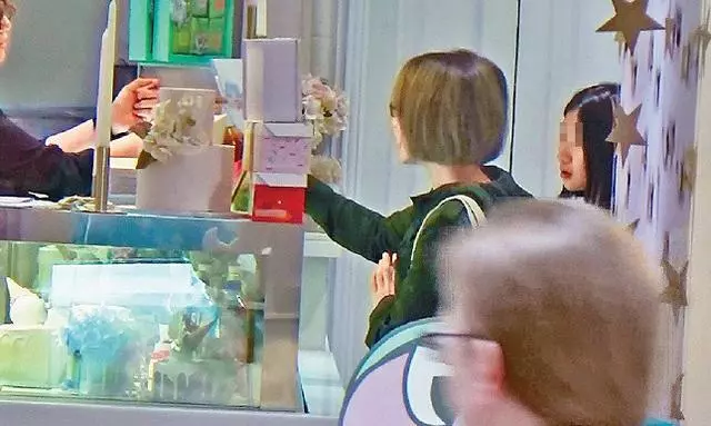 54歲關詠荷近照曝光!與女兒逛街略顯憔悴,為家庭她付出太多