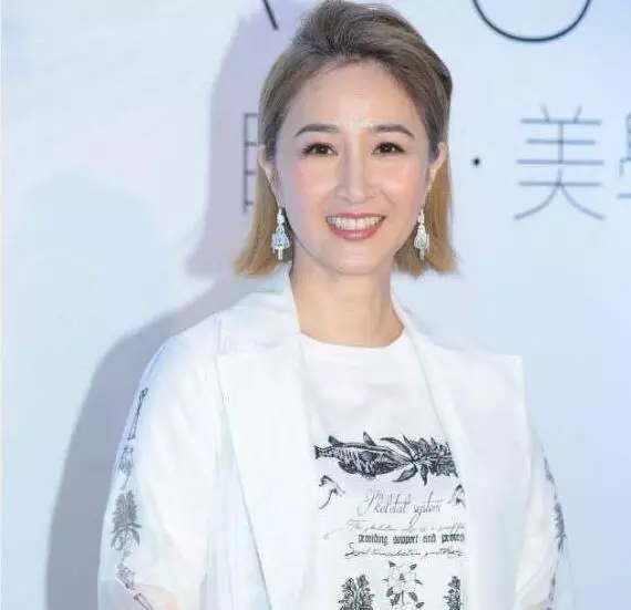 54歲關詠荷近照曝光!與女兒逛街略顯憔悴,為家庭她付出太多