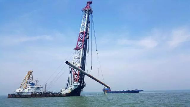 海水那麼深,跨海大橋橋墩是怎麼建上去的?現在總算知道了!