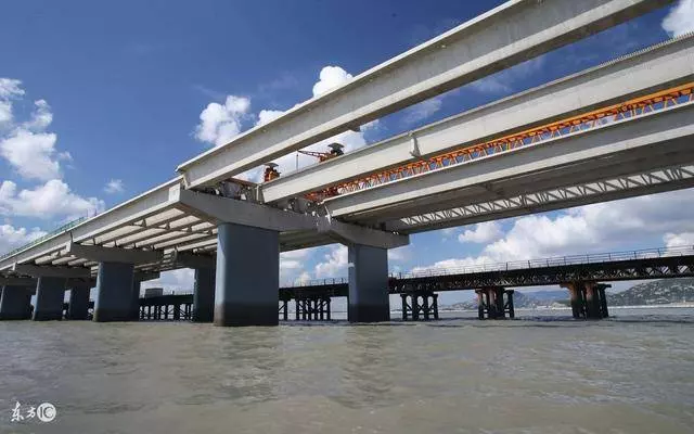 海水那麼深,跨海大橋橋墩是怎麼建上去的?現在總算知道了!