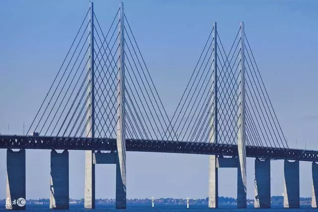 海水那麼深,跨海大橋橋墩是怎麼建上去的?現在總算知道了!