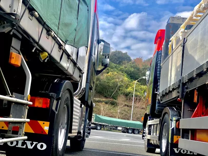 超正「天使級卡車女司機」上路爆紅!開10輪貨卡帥翻,一轉正面「水蛇腰+天使臉孔」全網戀愛 !