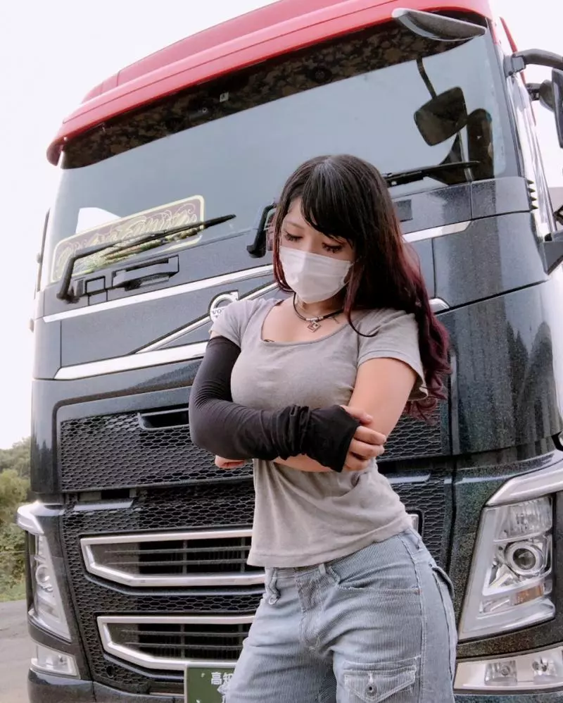 超正「天使級卡車女司機」上路爆紅!開10輪貨卡帥翻,一轉正面「水蛇腰+天使臉孔」全網戀愛 !