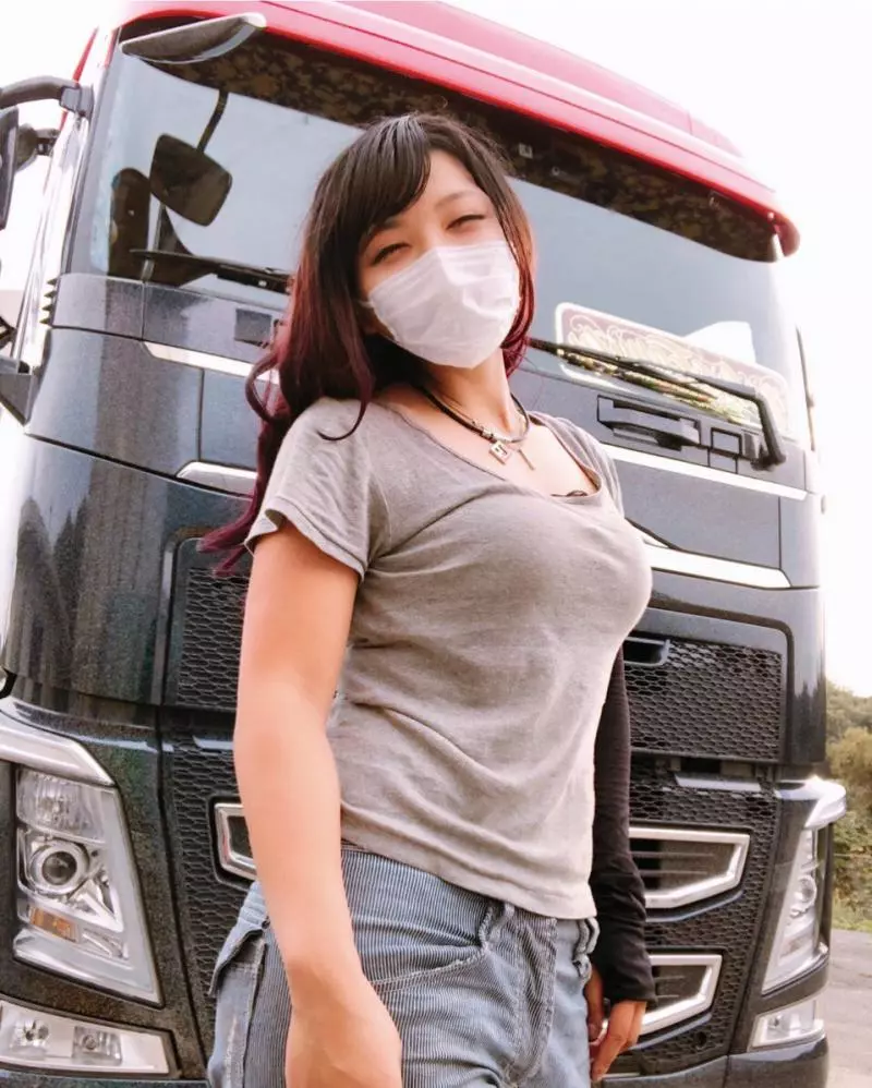 超正「天使級卡車女司機」上路爆紅!開10輪貨卡帥翻,一轉正面「水蛇腰+天使臉孔」全網戀愛 !