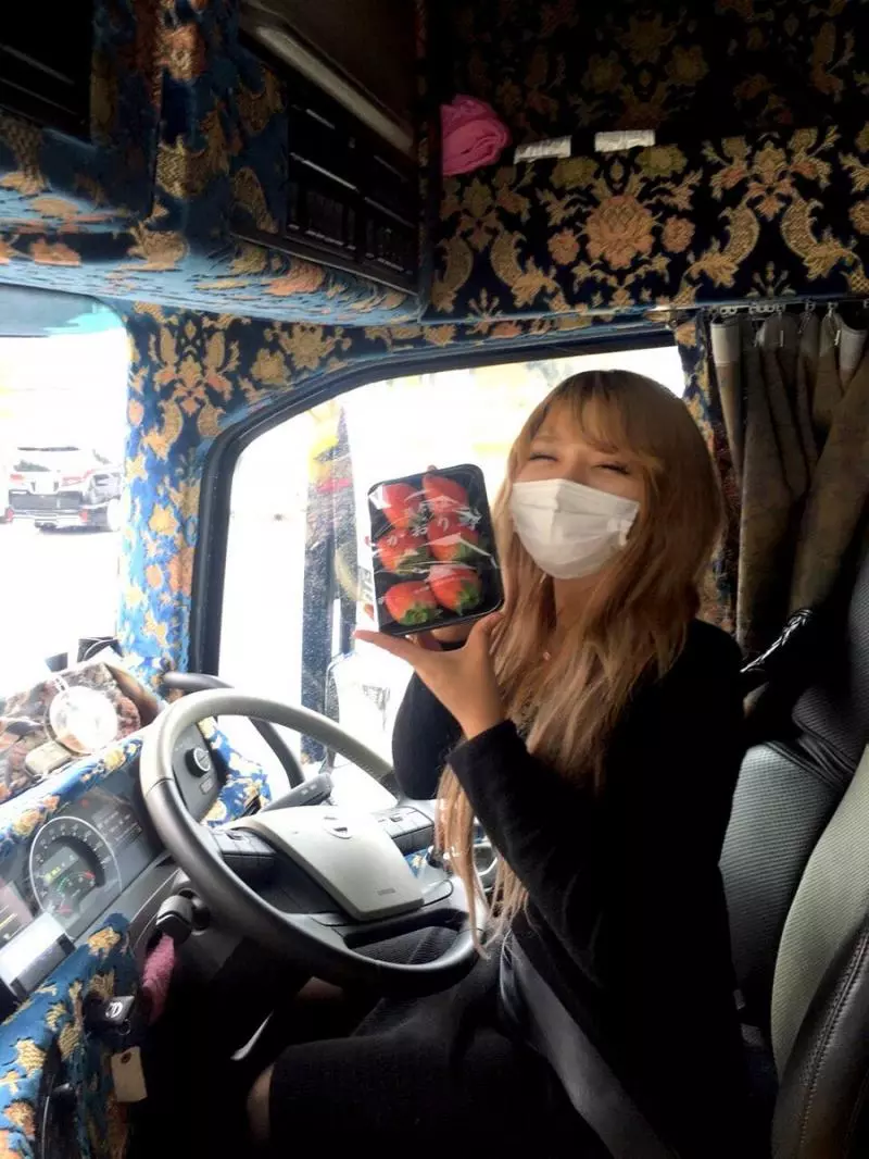 超正「天使級卡車女司機」上路爆紅!開10輪貨卡帥翻,一轉正面「水蛇腰+天使臉孔」全網戀愛 !
