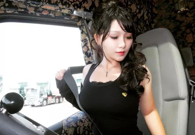 超正「天使級卡車女司機」上路爆紅!開10輪貨卡帥翻,一轉正面「水蛇腰+天使臉孔」全網戀愛 !