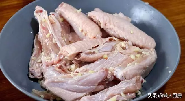 這是雞翅最好吃的做法,不用一滴水也不用油炸,簡單燜一燜就能吃