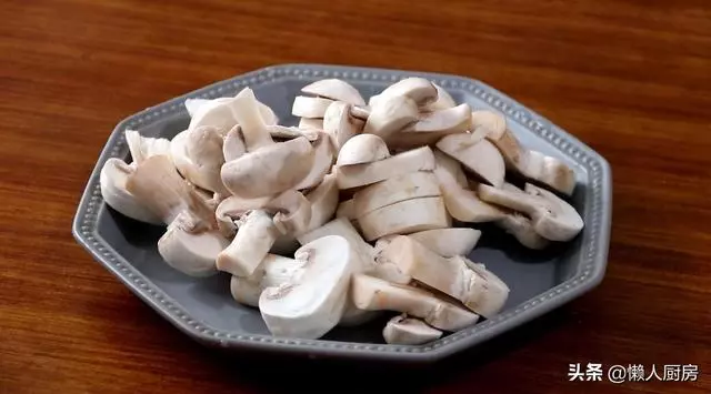 這是雞翅最好吃的做法,不用一滴水也不用油炸,簡單燜一燜就能吃
