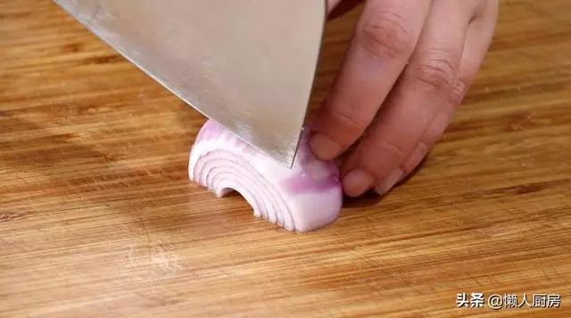 這是雞翅最好吃的做法,不用一滴水也不用油炸,簡單燜一燜就能吃