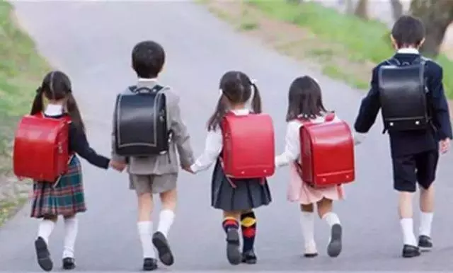 為啥日本小學生的書包要25000塊一個?原來有這麼多功能?!!!!! - 世界探索 - 日本