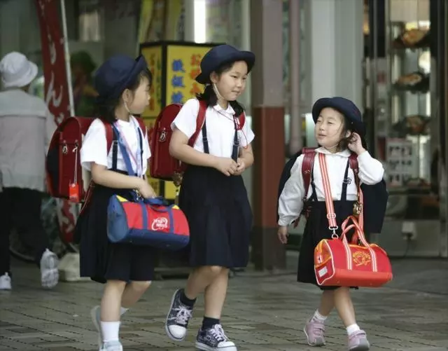 為啥日本小學生的書包要25000塊一個?原來有這麼多功能?!!!!! - 世界探索 - 日本