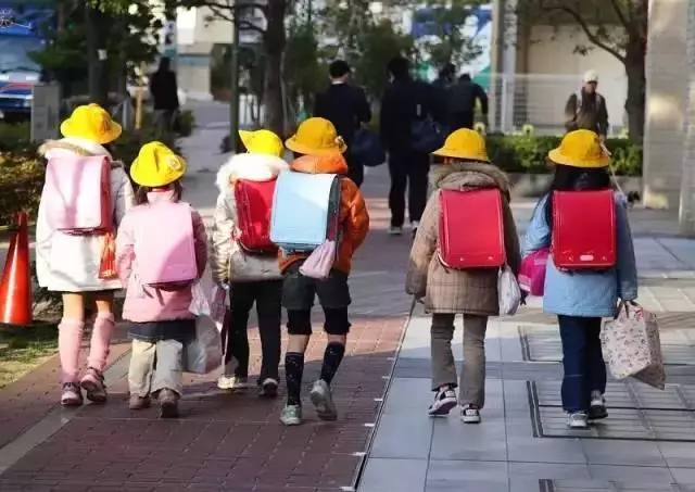 為啥日本小學生的書包要25000塊一個?原來有這麼多功能?!!!!! - 世界探索 - 日本