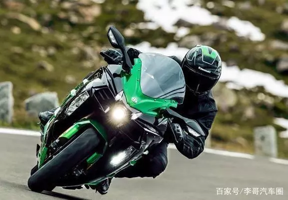 日系摩托車的大哥,四缸引擎,998cc排量,操控好馬力大顏值高!
