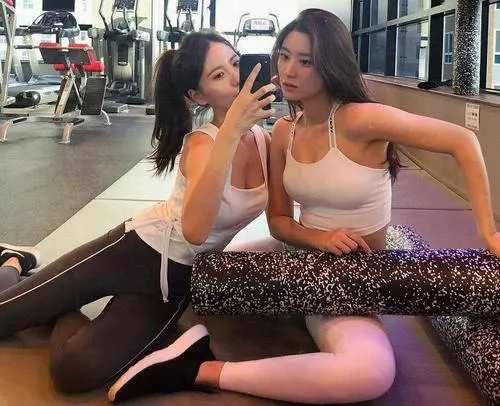 姐妹花健身教練,身材容貌俱佳,成健身房裡最亮麗的風景!