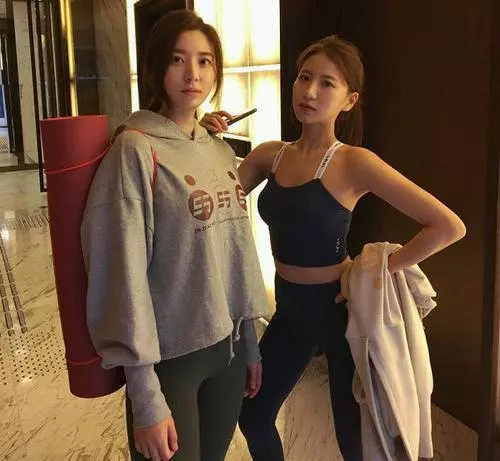 姐妹花健身教練,身材容貌俱佳,成健身房裡最亮麗的風景!