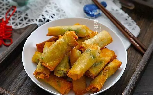 過新年,吃春捲,一口下去酥香脆,太好吃了,清爽不油膩,做法很簡單