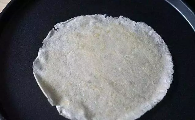 過新年,吃春捲,一口下去酥香脆,太好吃了,清爽不油膩,做法很簡單