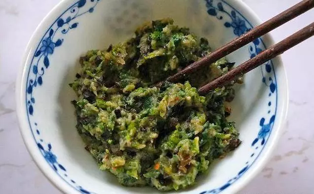 過新年,吃春捲,一口下去酥香脆,太好吃了,清爽不油膩,做法很簡單