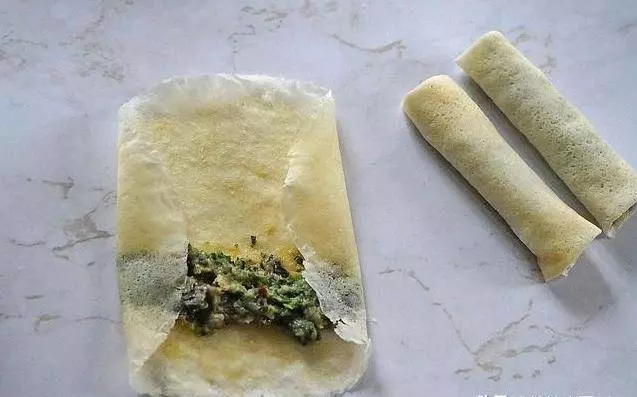 過新年,吃春捲,一口下去酥香脆,太好吃了,清爽不油膩,做法很簡單
